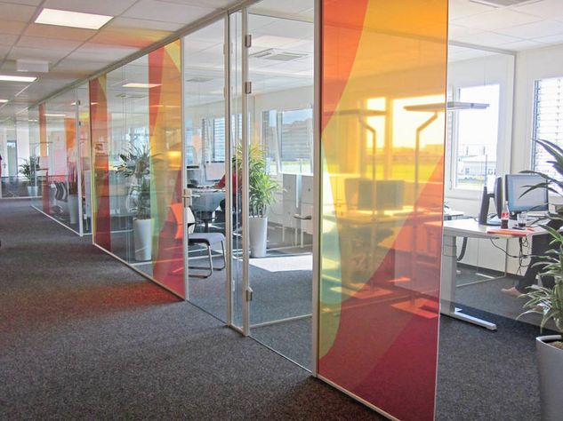 4sellers GmbH - Arbeitsplätze durch Glaswände getrennt